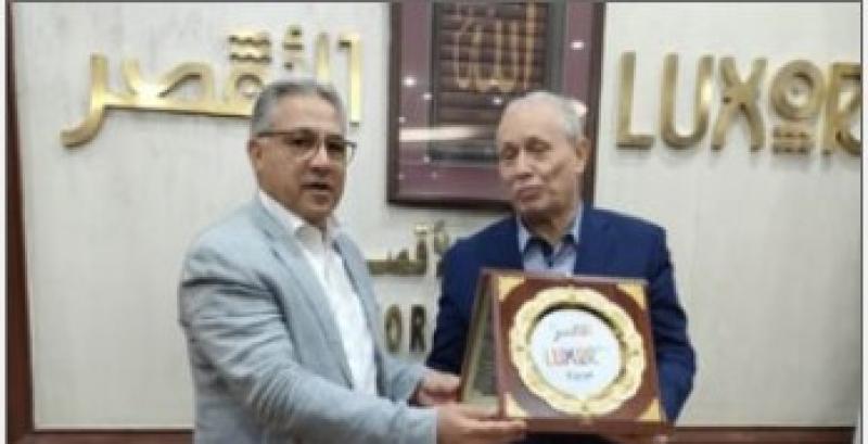 محافظ الاقصر يهدى درع المحافظة للنائب أحمد السجينى