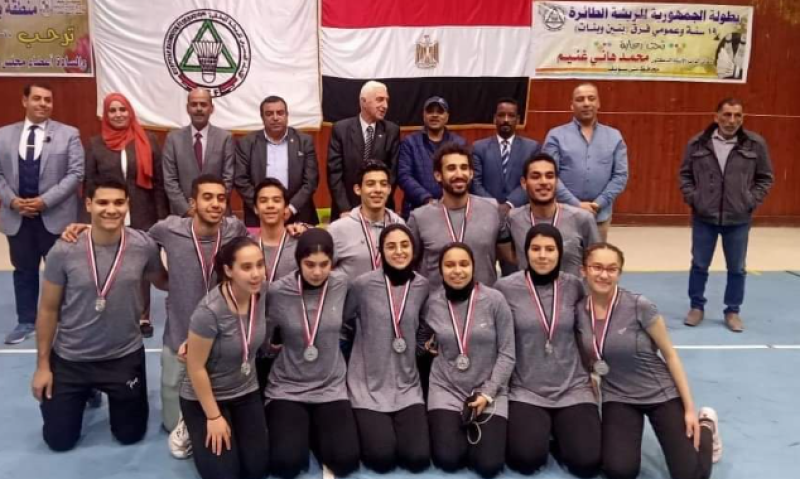 لاعبات الريشة الطائرة 