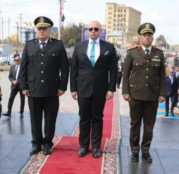 محافظ بنى سويف يضع أكليل الزهور على النصب التذكاري