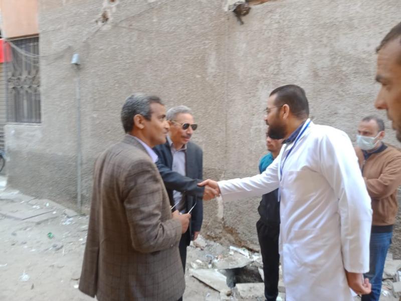 إنشاء مظلات ومقاعد للمواطنين أمام التأمين الصحي
