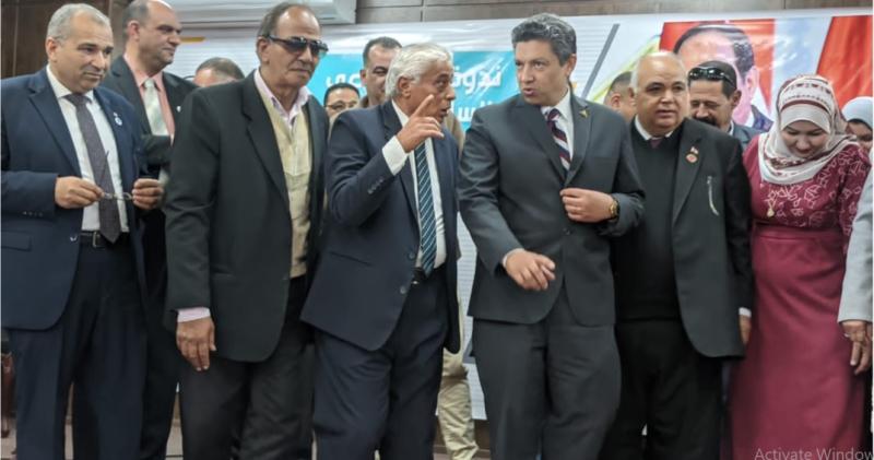 جانب من الحضور يتوسطهم الكاتب الصحفى مجدى سبلة