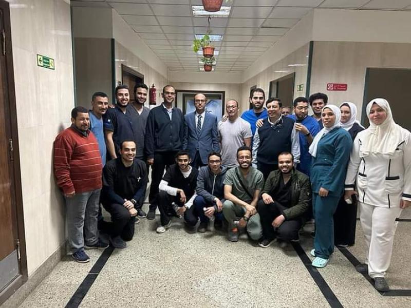 رئيس الجامعه مع طقم الاطباء 