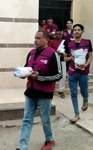  شباب اثناء توزيع الافطار