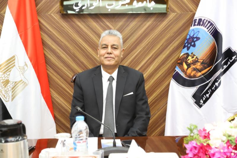 رئيس جامعة جنوب الوادى