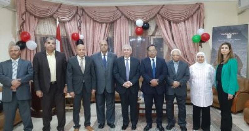 السفير أسامة شلتوت ومجموعة من الرواد والأدباء المصريين بالكويت