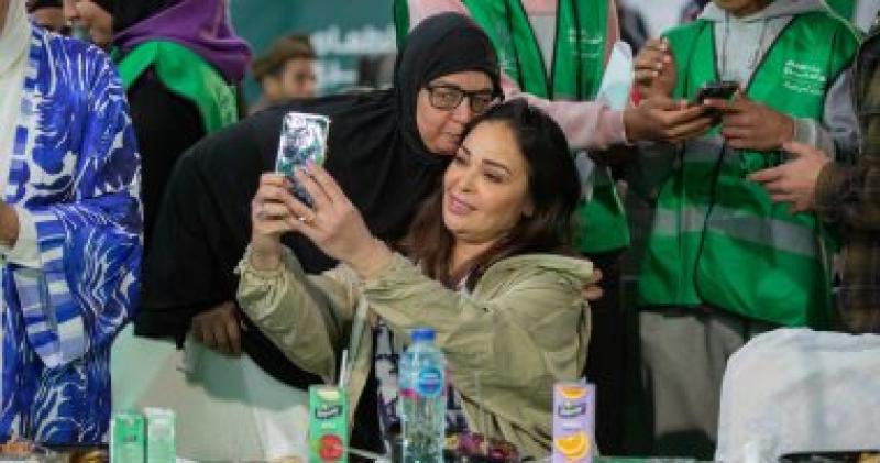 بنك الطعام المصري يستقبل مشاهير لمشاركة المستحقين تناول الإفطار