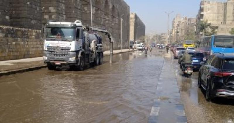 كسر ماسورة مياه بمحيط سور مجرى العيون