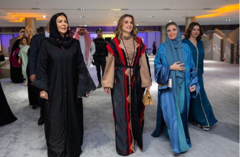 الملكة رانيا العبد الله بمعرض بساط الريح