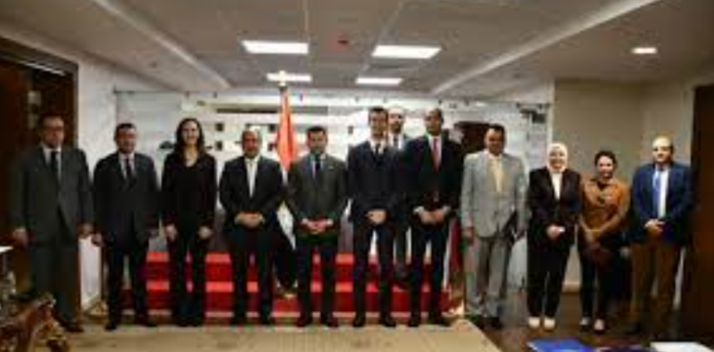 وزير الشباب والرياضة مع رئيس الجامعة البريطانية بالقاهرة