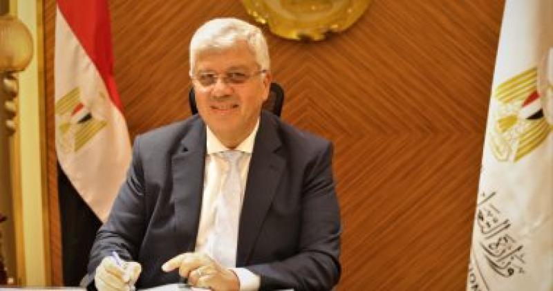 ايمن عاشور 