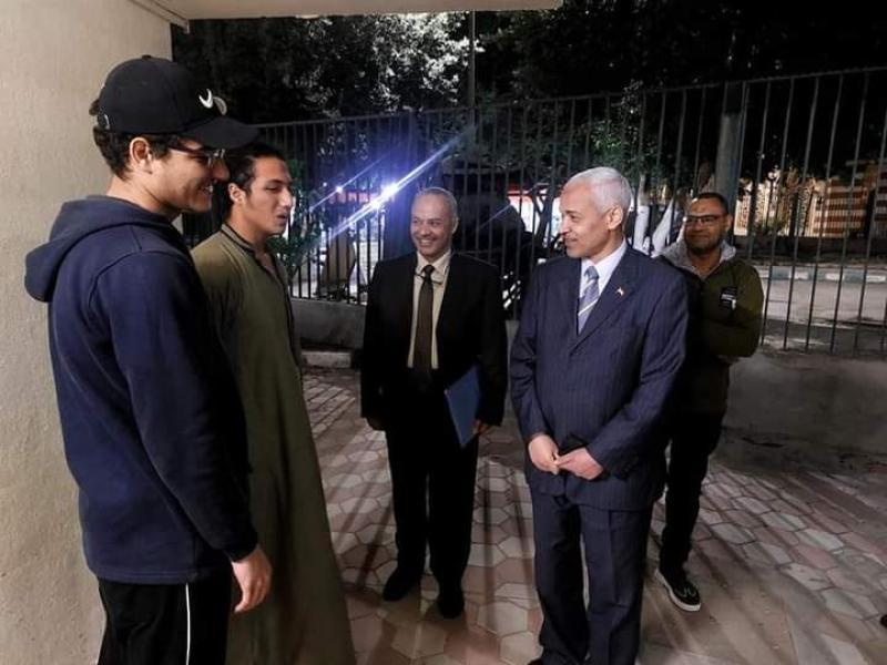  نائب اثناء تفقد المدينه