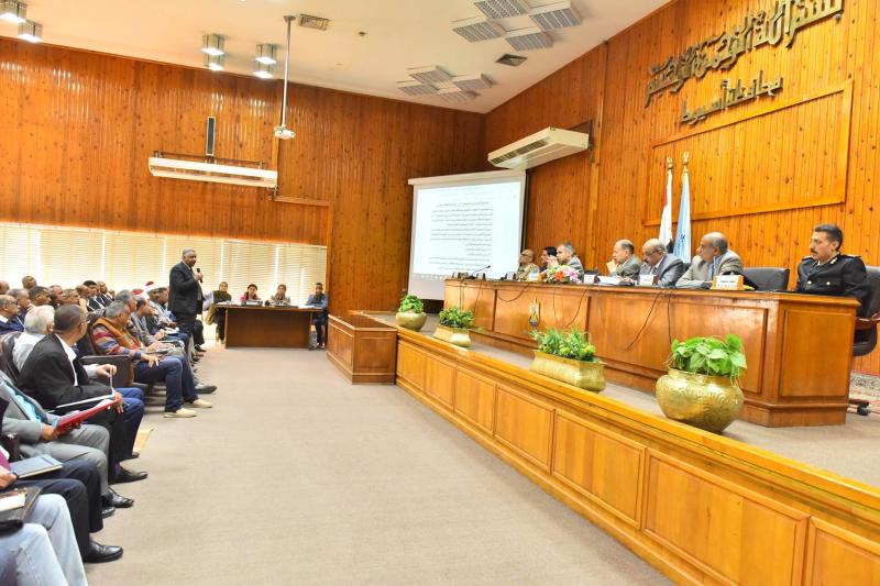 محافظه اسيوط اثناء الاجتماع