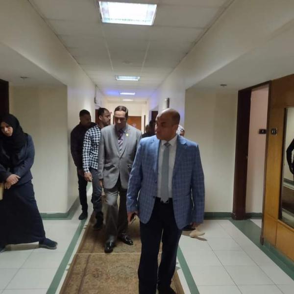 نائب رئيس الجامعه اثناء التفقد