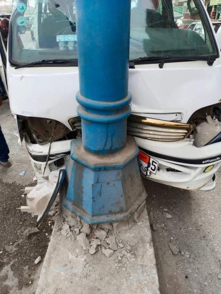 تصادم السياره بالعمود الكهرباء