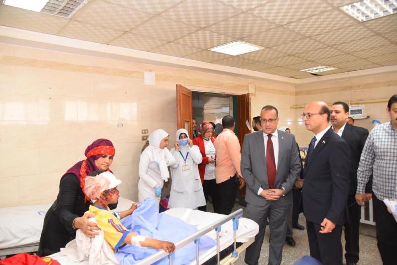 رئيس الجامعه اثناء الزياره