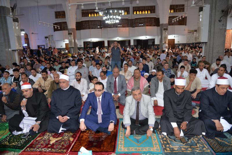 نائب محافظ الاسماعلية يؤدى صلاة عيد الفطر