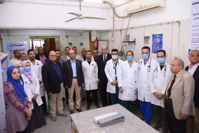 رئيس الجامعه اثناء زياره المستشفى