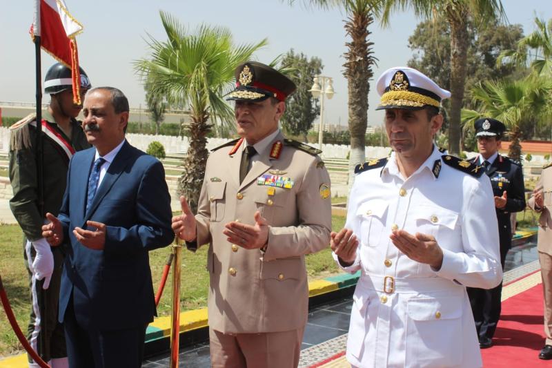 محافظ الإسماعيلية يضع إكليلًا من الزهور على النصب التذكاريِّ
