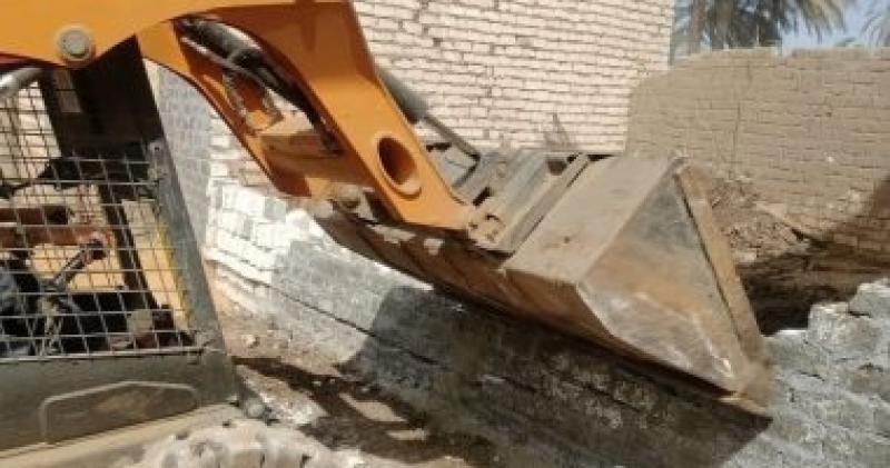 إزالة مبنى مخالف على مصرف