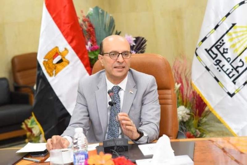 رئيس جامعة أسيوط 