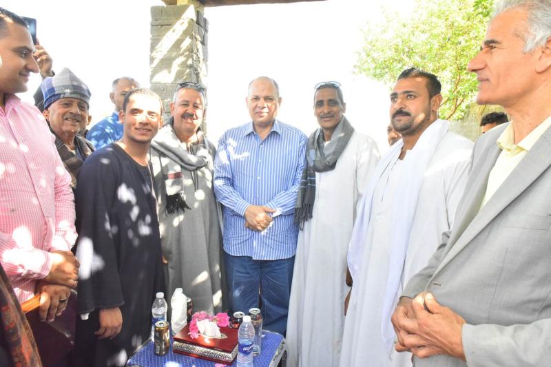 محافظه اسيوط يتفقد حصاد القمح