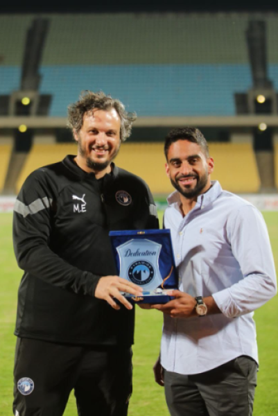 ممدوح عيد يهدى درع بيراميدز  للقنصل المصرى فى جنوب افريقيا 