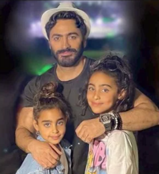 تامر حسني برفقه أبنائه
