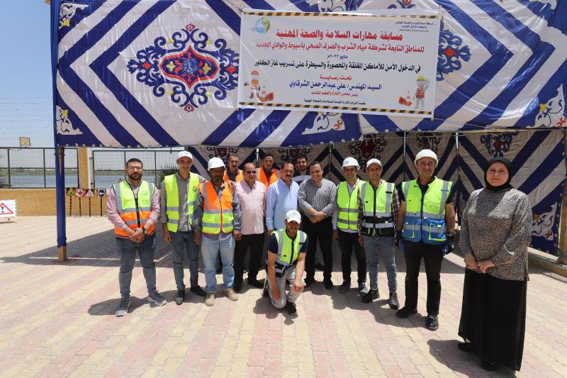 رئيس الشركه المياه مع موظفي 