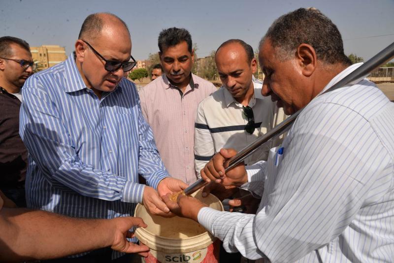 محافظ اسيوط يتفقد توريد القمح