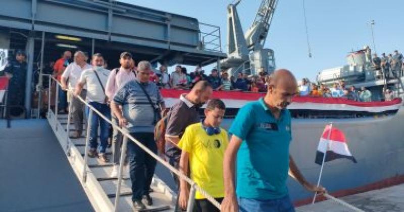 العالقين يرفعون علم مصر فور وصولهم