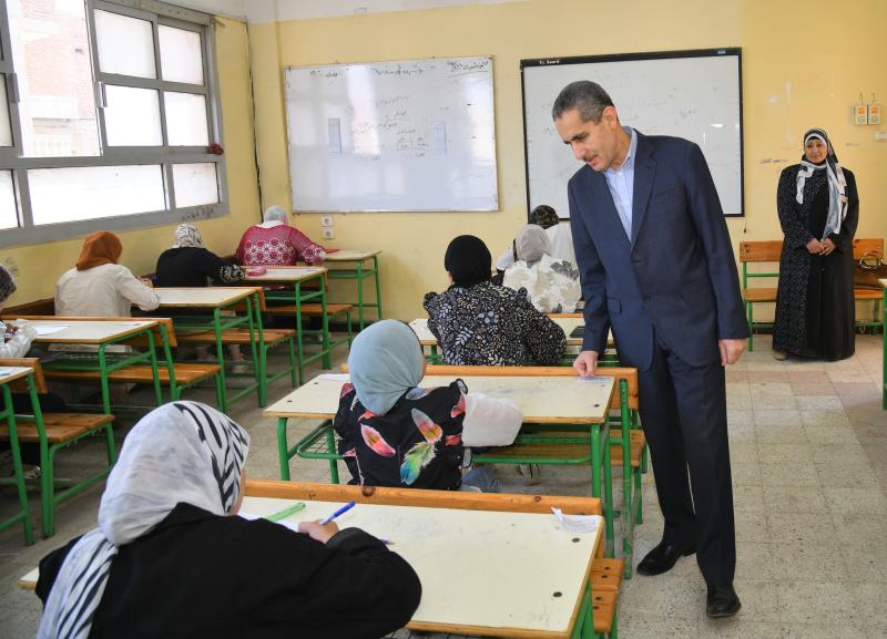 المحافظ يتابع الامتحانات 