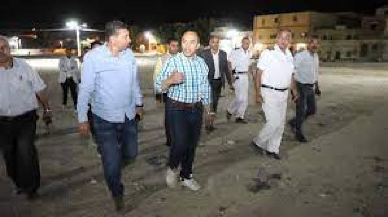 نائب المحافظ خلال الجولة