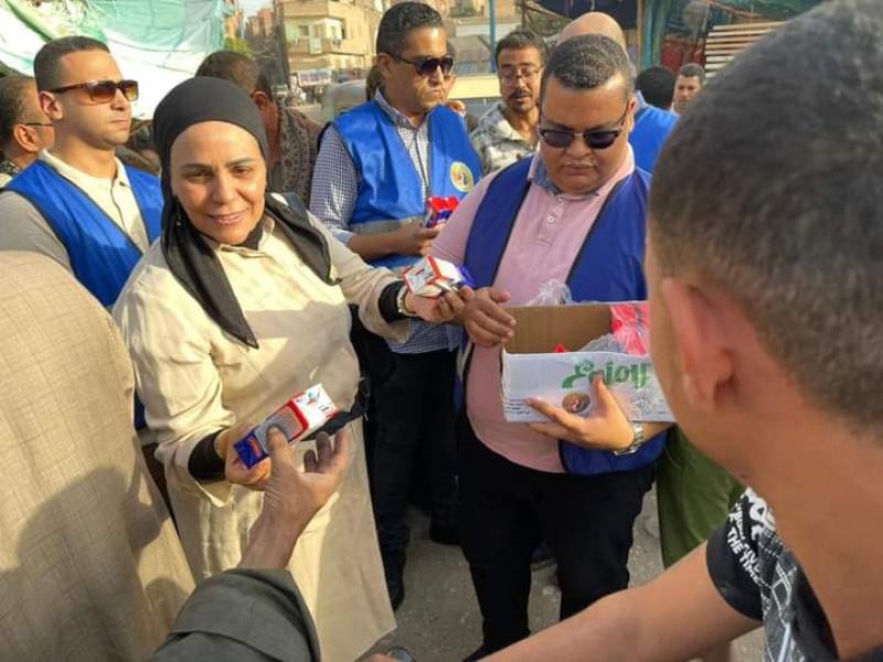 الامين المساعد اثناء التوزيع