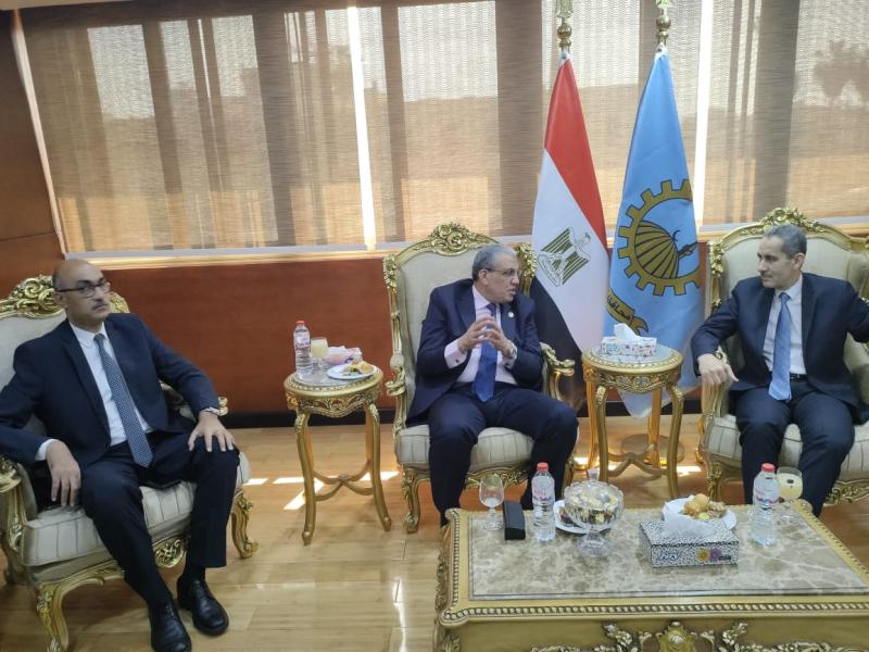 وفد لجنة القوي العاملة يواصل جولاته