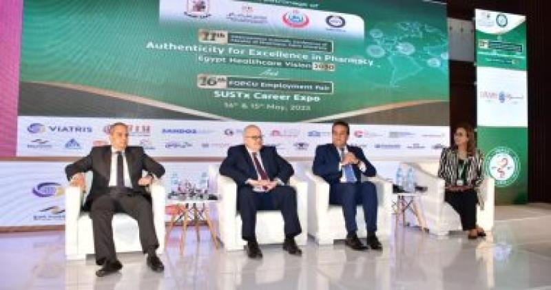 وزير الصحة ورئيس جامعة القاهرة خلال المؤتمر