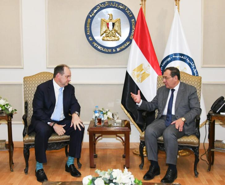 وزير البترول والثروة المعدنية وجون كريستمان الرئيس التنفيذى لشركة اباتشى الأمريكية 