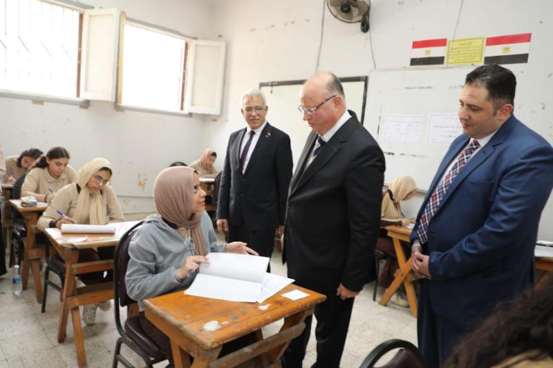 محافظ القاهرة داخل احدي اللجان