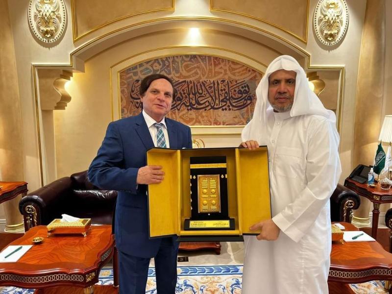 الشيخ الدكتور محمد بن عبد الكريم العيسي يكرم الدكتور سامي الشريف