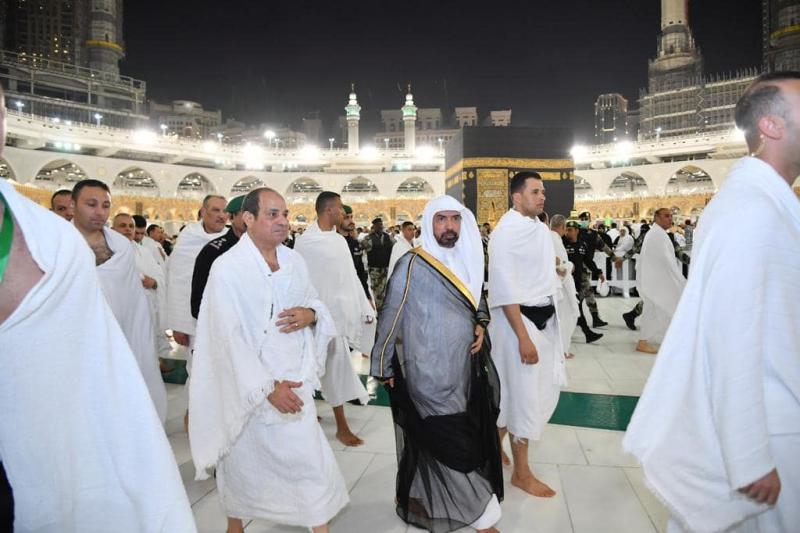 الرئيس أثناء أداء العمرة 