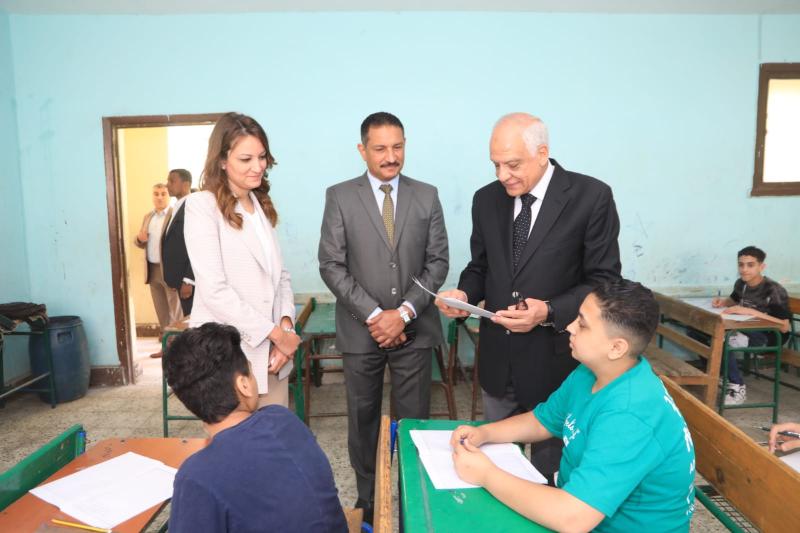 محافظ  الجيزة  داخل احدي اللجان