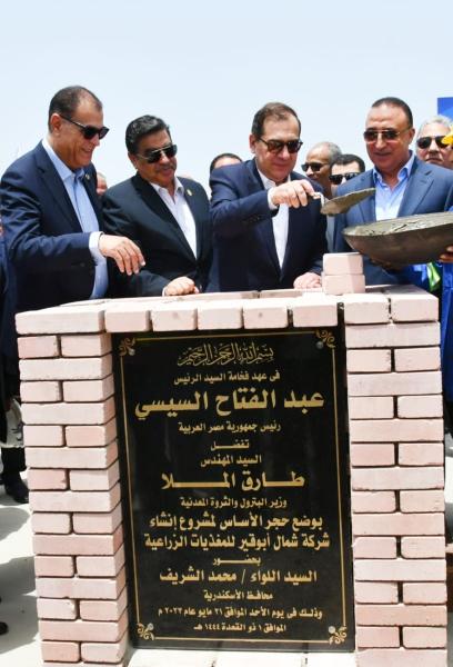 وزير البترول يضع حجر الاساس