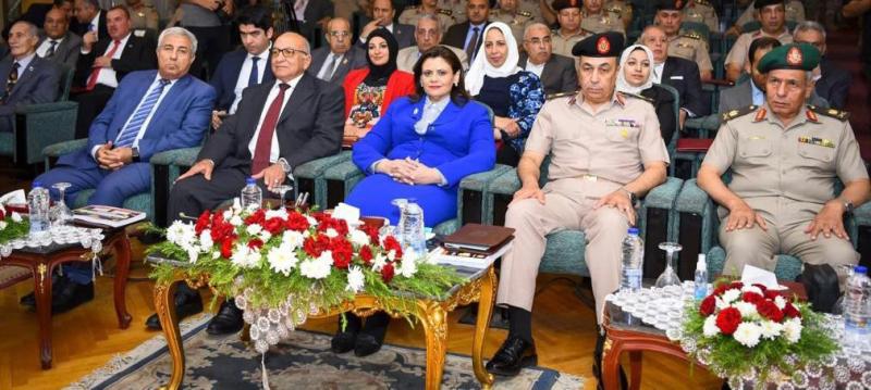 وزيرة الهجرة خلال المناقشات