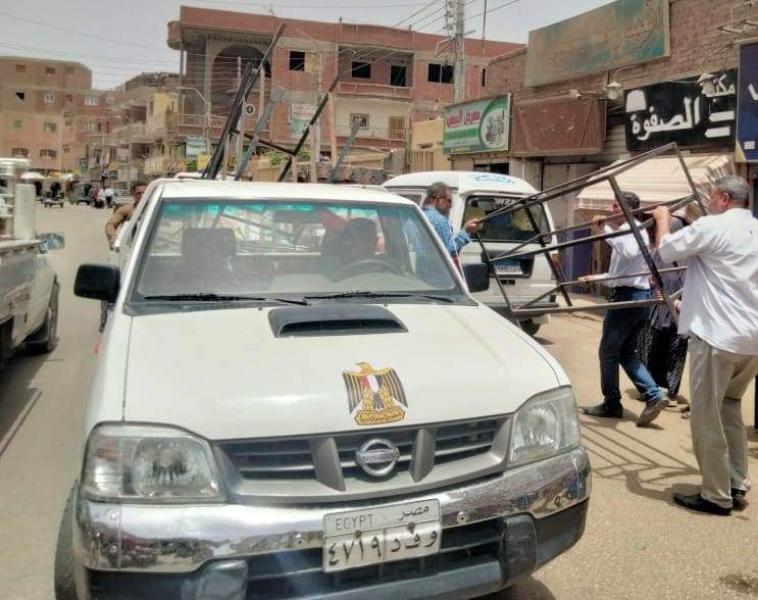 التحفظ على موازين وحوامل حديدية وخشبية 