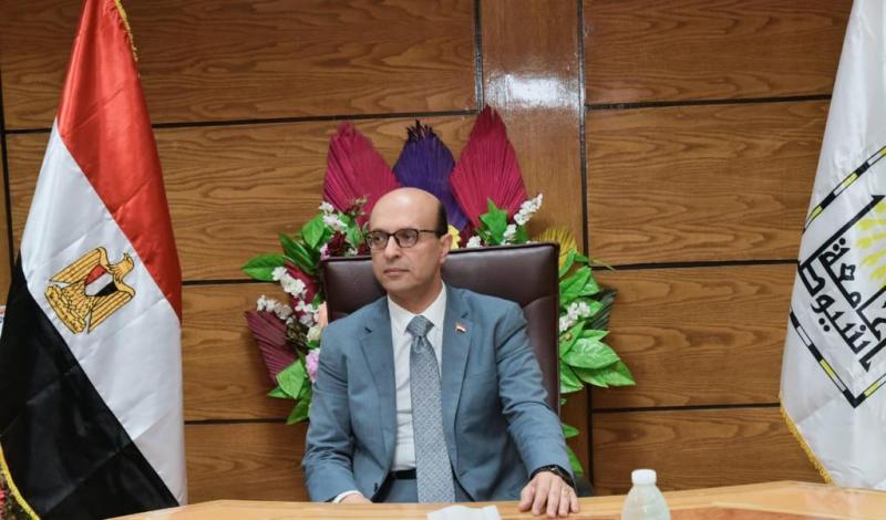 رئيس جامعة أسيوط 