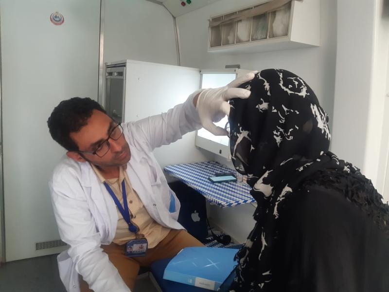 سيدة تتلقى الكشف بالقافلة 