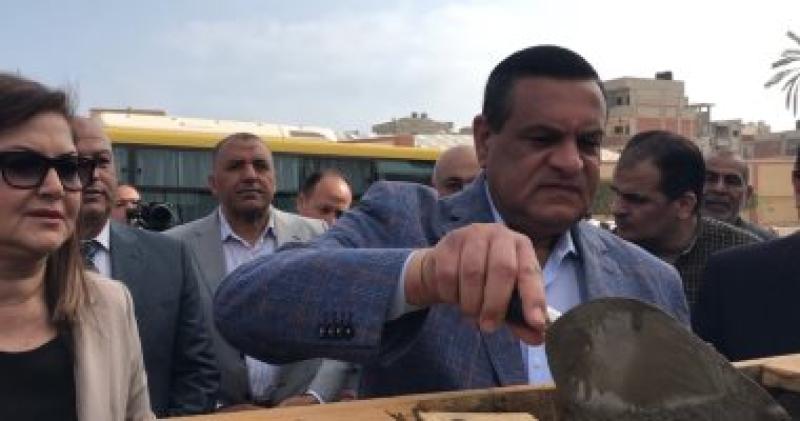 أثناء وضع حجر الاساس