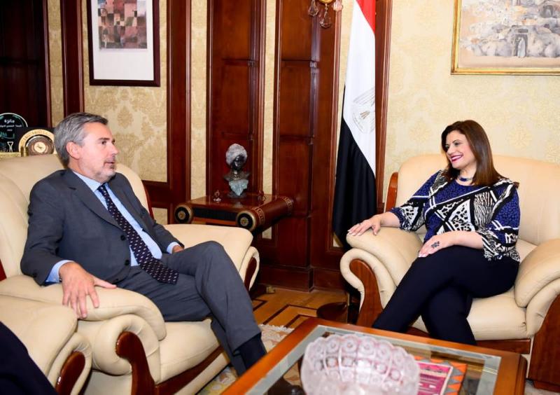 وزيرة الهجرة 