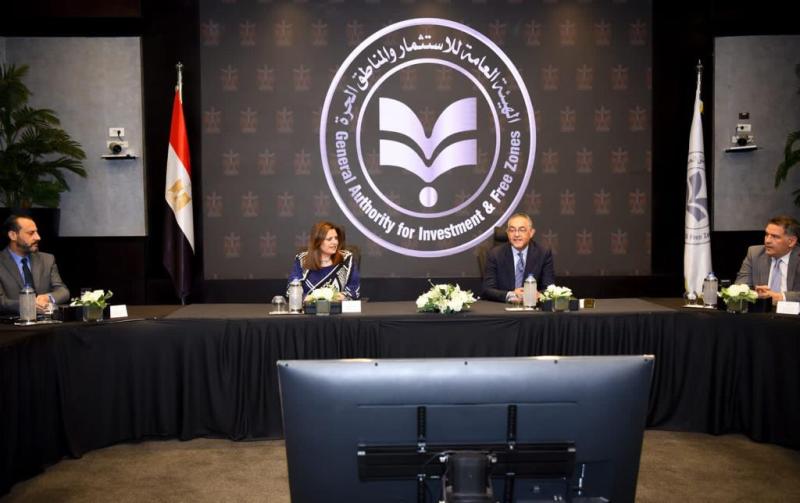 وزيرة الهجرة 