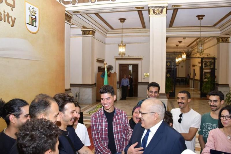 رئيس جامعة القاهرة  مع الفائزين 