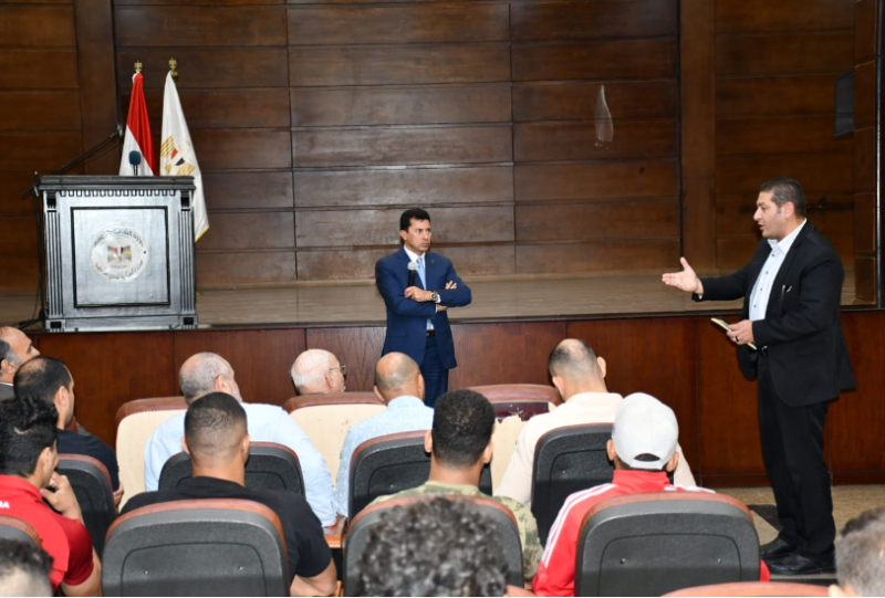 وزير الرياضة يلتقي بلاعبي المشروع القومي للموهبة